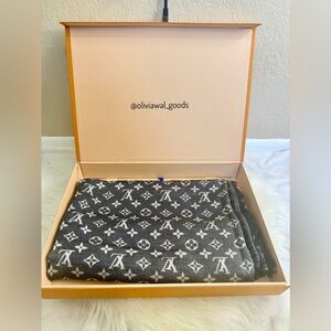 Louis Vuitton Gray and White Scarf